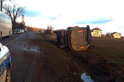 PIJAN ZA VOLANOM Vozač prevrnuo kamion na putu Bijeljina - Brčko (FOTO)