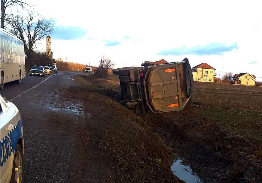 PIJAN ZA VOLANOM Vozač prevrnuo kamion na putu Bijeljina - Brčko (FOTO)