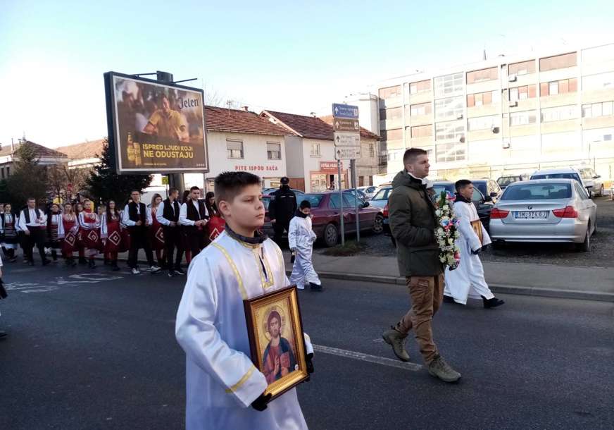 Ulicama Prijedora prolazi Bogojavljenska litija: Za Časni krst pliva više od 30 Prijedorčana (FOTO)