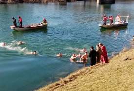 Tinejdžer prvi u bogojavljenskom plivanju u Prijedoru: Časni krst u litiji nosio sedmostruki pobjednik (FOTO)