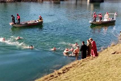 Tinejdžer prvi u bogojavljenskom plivanju u Prijedoru: Časni krst u litiji nosio sedmostruki pobjednik (FOTO)