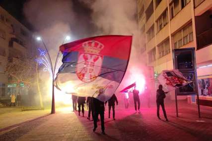 PATRIOTA POKLONIO PIROTEHNIKU Prijedorčani proslavili Dan Republike Srpske uz veliki vatromet i bakljadu (VIDEO, FOTO)