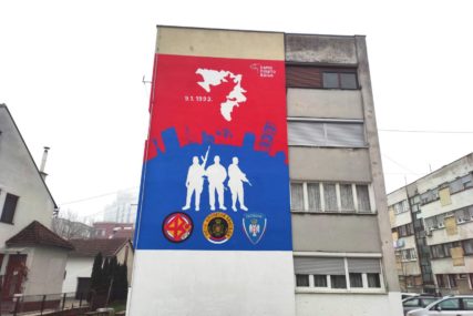 ZA 30 GODINA REPUBLIKE U Prijedoru oslikan mural povodom jubilarnog rođendana Srpske (FOTO)