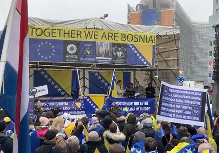 "Pokažite Dodiku da je prevršio svaku mjeru i reagujte" Protesti u središtu EU, među okupljenima i par evroparlamentaraca