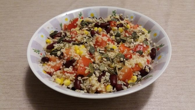 Salata sa bulgur pšenicom, ukusna i sita
