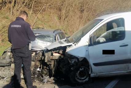 Stravičan udes na putu Zvornik - Bijeljina: Dvije osobe povrijeđene u sudaru tri vozila (FOTO)