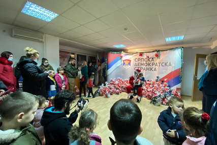 Obradovali najmlađe: Gradski odbor SDS Banjaluka podijelio 218 paketića mališanima