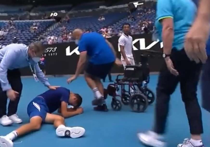 Dramatična scena u Melburnu: Teniser se srušio na teren (VIDEO)