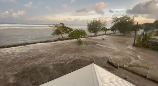 CUNAMI UNIŠTAVA SVE PRED SOBOM Veliki talasi zapljusnuli Tongo, ljudi bježe u panici, prizori sa ostrva su zastrašujući (VIDEO)