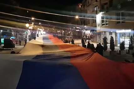 "Srpska se truba sa Kosova čuje" Ori se pjesma Kosovskom Mitrovicom, razvijena trobojka duga 250 metara (VIDEO)