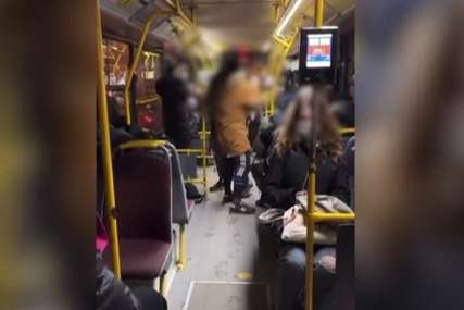 "IZAĐI AKO SMIJEŠ" Dva mladića se potukla u gradskom prevozu, a razlog je bizaran (VIDEO)
