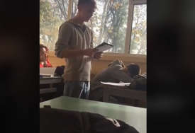 "PJESNIK GODINE!" Srednjoškolac pred razredom izrecitovao pjesmu repera Bube, Jale i Cobija i pokrenuo buru (VIDEO)