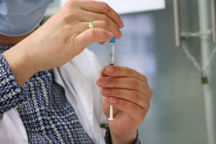 IMUNIZACIJA U SRPSKOJ Treću dozu vakcine protiv korone primilo deset puta više ljudi nego prvu