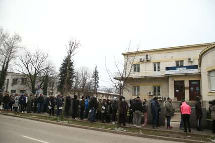 REDOVI ZBOG KORONE Gužva ispred Instituta za javno zdravstvo u Banjaluci, čeka se na testiranje (FOTO)