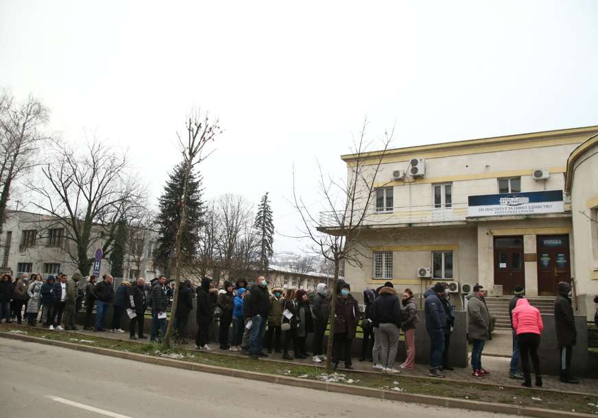 REDOVI ZBOG KORONE Gužva ispred Instituta za javno zdravstvo u Banjaluci, čeka se na testiranje (FOTO)