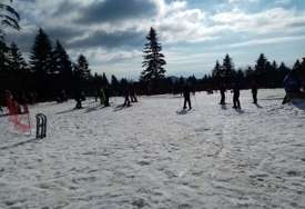 Skijanje i sankanje na Kozari: Veliki broj posjetilaca i danas na planini kod Prijedora (FOTO)