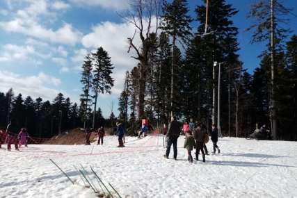 Svi u planine: Manifestacija danas "Dani zime na Kozari" okupila više od 1.000 posjetilaca