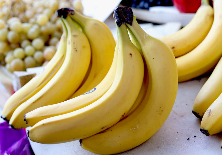ENERGETSKA BOMBA Šta se događa ako ujutru na prazan stomak pojedete bananu i popijete čašu mlake vode