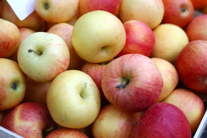 (VIDEO) SAVRŠENI KOMADI VOĆKE Trik kako da brzo isječete jabuku