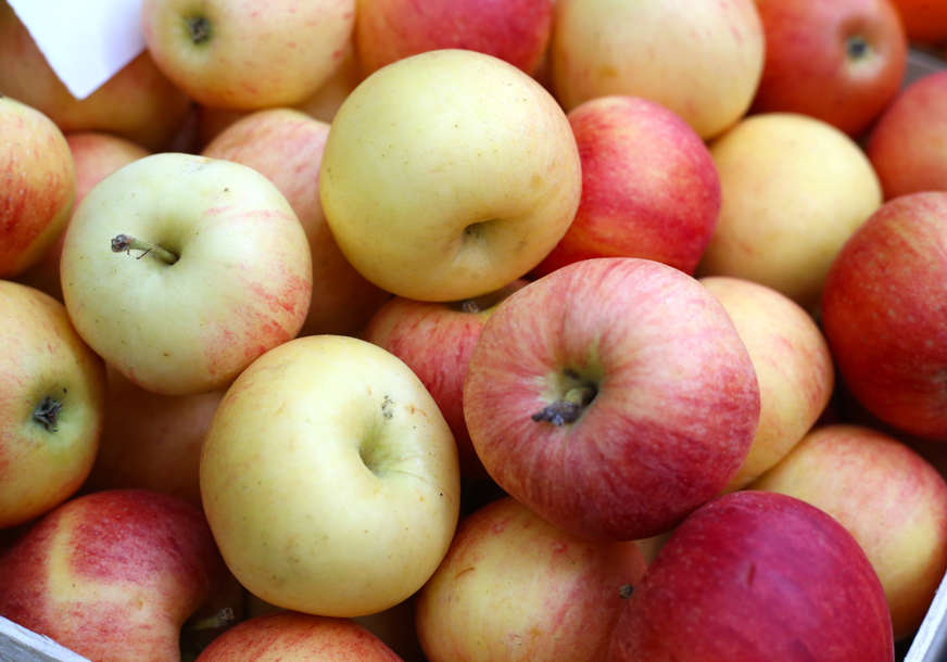 (VIDEO) SAVRŠENI KOMADI VOĆKE Trik kako da brzo isječete jabuku