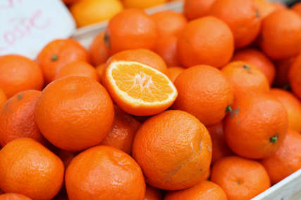 JEDNOSTAVAN TRIK Ogulite narandžu doslovno u dva poteza (VIDEO)