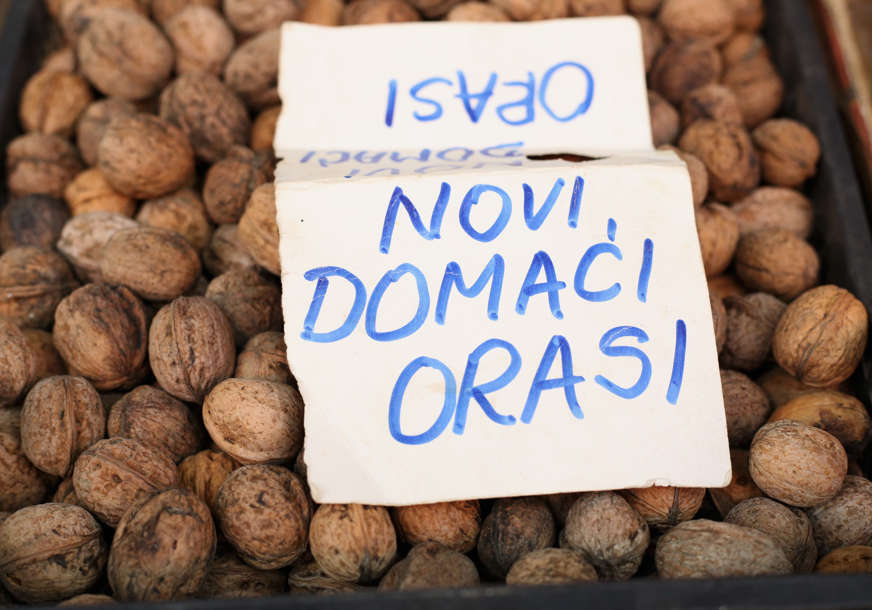 (FOTO) U postu i bogatstvo ima drugačiji ukus: Orašasti plodovi i suvo voće u Banjaluci SKUPLJI OD MESA
