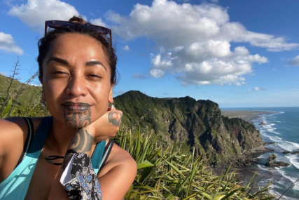 PRIVLAČI PAŽNJU Novozelanđanka prva u istoriji vodila vijesti sa tetovažom na licu (FOTO)