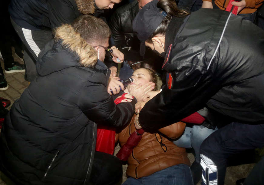 Demostranti prave haos u Albaniji: Čekićem razbili vrata, a policija upotrijebila suzavac