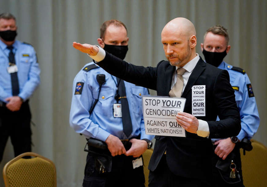 Masovni ubica SALUTIRAO NACISTIČKIM POZDRAVOM: Brejvik se pojavio na sudu obrijane glave u crnom odijelu (FOTO)