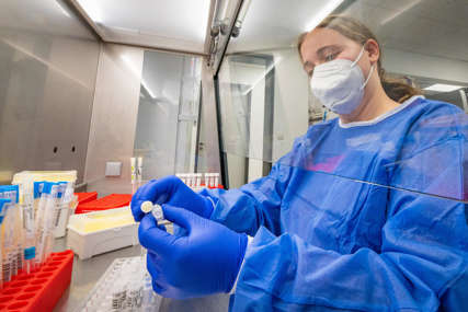 SPREČAVA NAJTEŽE OBLIKE BOLESTI Rusija odobrila testiranje antikovid lijeka „Mir-19“