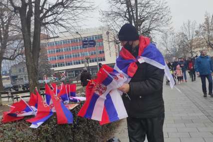 Brojni građani na ulicama Banjaluke: Najtraženija "roba" zastave Srpske i mjesta na balkonima u glavnoj ulici (FOTO)