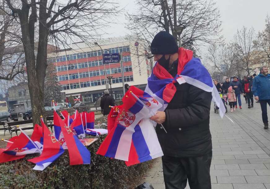 Brojni građani na ulicama Banjaluke: Najtraženija "roba" zastave Srpske i mjesta na balkonima u glavnoj ulici (FOTO)