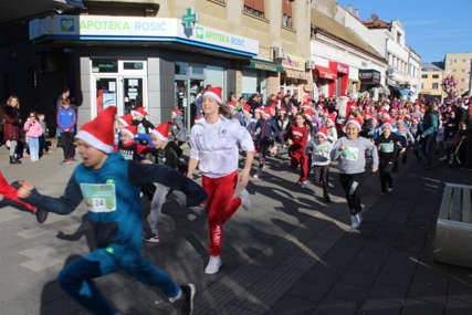 "ZIMSKI KORZO" Oko 400 djece učestvovalo u trci malih Djeda Mrazeva