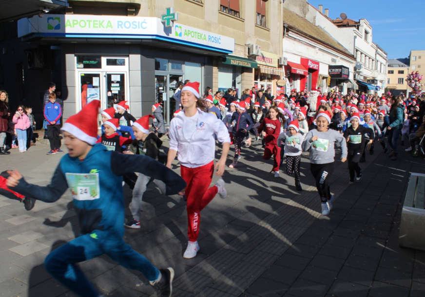 "ZIMSKI KORZO" Oko 400 djece učestvovalo u trci malih Djeda Mrazeva