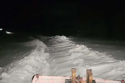 SPASILI ZAVEJANE TURISTE Šest ljudi ostalo u snijegu kad su krenuli na Zlatibor (VIDEO)
