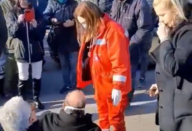 Incident na blokadi u Šapcu: Vozač kolima udario demonstranta (VIDEO)