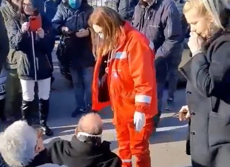 Incident na blokadi u Šapcu: Vozač kolima udario demonstranta (VIDEO)