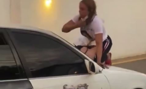 "IZAĐI SLOBODNO” Žena uhvatila muža i ljubavnicu u autu, pa sjela na haubu i počela da histeriše (VIDEO)
