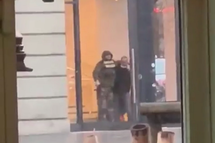 TALAČKA KRIZA U AMSTERDAMU Upao u Eplovu radnju, drži zaposlenog, svjedoci kažu da su čuli pucnjavu (VIDEO)