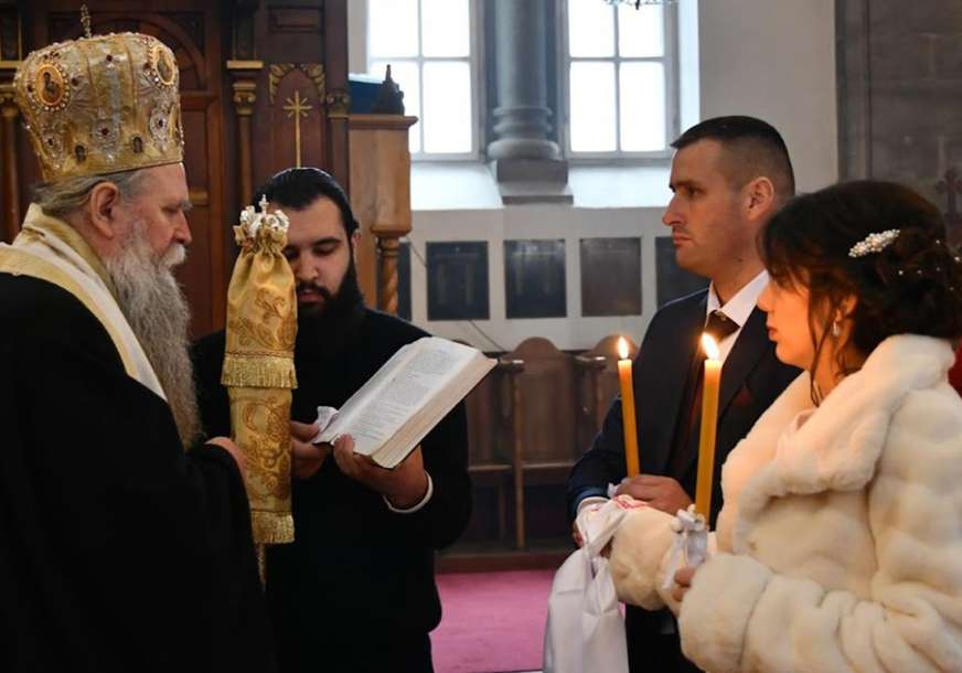 "Neka bude srećno i blagosloveno" Mitropolit vjenčao heroja koji je odbio da ruši manastirski konak (FOTO)