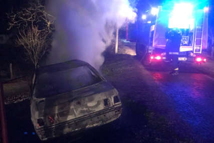 Bratunački vatrogasci na nogama: Automobil se zapalio u toku vožnje