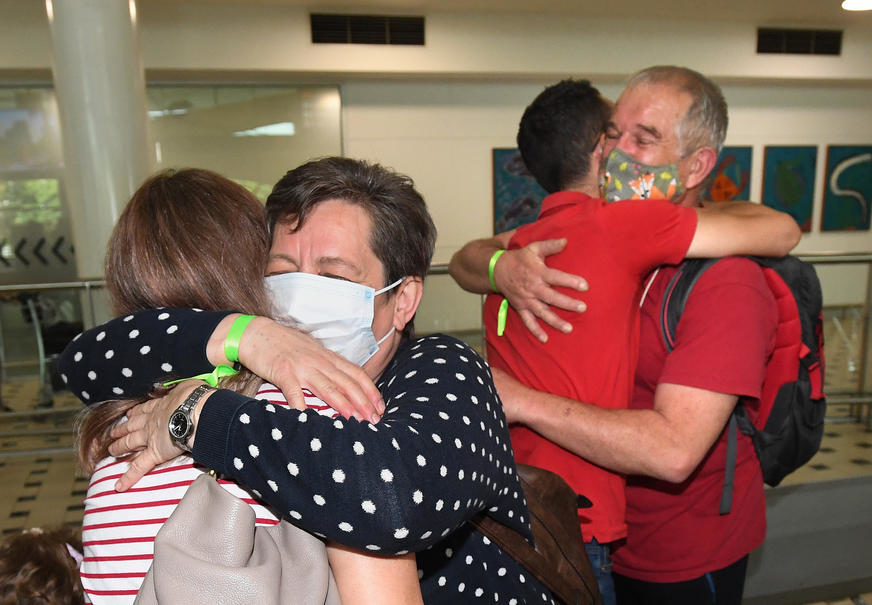 Uz zagrljaj i suze radosnice: Australija potpuno otvorila granice, porodice se ponovo ujedinile (FOTO)