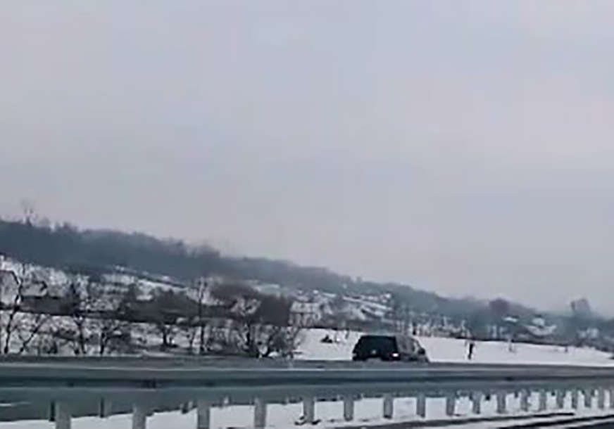 "BOMBA" NA AUTO-PUTU Žena vozila u kontra smjeru velikom brzinom, vozači u strahu i nevjerici snimili haos (VIDEO)