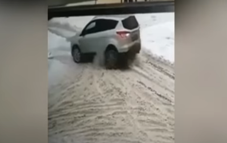 Tvrdi da je nije vidio: Muškarac automobilom PREGAZIO ŽENU DVA PUTA (UZNEMIRUJUĆI VIDEO)