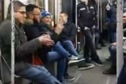 Izmamili osmijehe na lica: Viralni snimak iz tramvaja je dokaz da ŠMEKERI I DALJE POSTOJE (VIDEO)