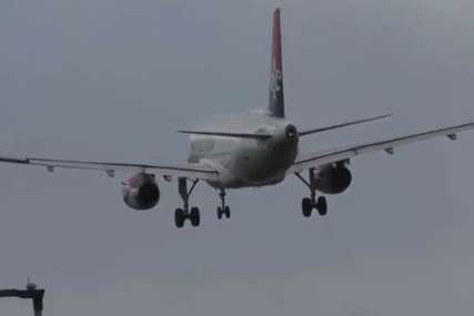SVI APLAUDIRAJU SRPSKOM PILOTU Dok su se drugi mučili, on je spustio putnički avion po oluji iz prve (VIDEO)