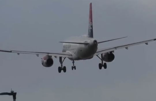 SVI APLAUDIRAJU SRPSKOM PILOTU Dok su se drugi mučili, on je spustio putnički avion po oluji iz prve (VIDEO)