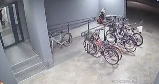 Dvojica prošla, manji se vratio i mjerka: Za desetak sekundi ukrali bicikl (VIDEO)