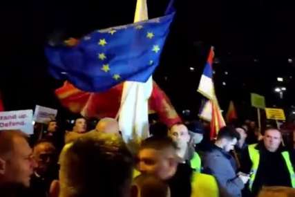 Novi protest u Podgorici: Okupljeni nose državne zastave, ali i Kraljevine Crne Gore i Sandžaka (VIDEO, FOTO)