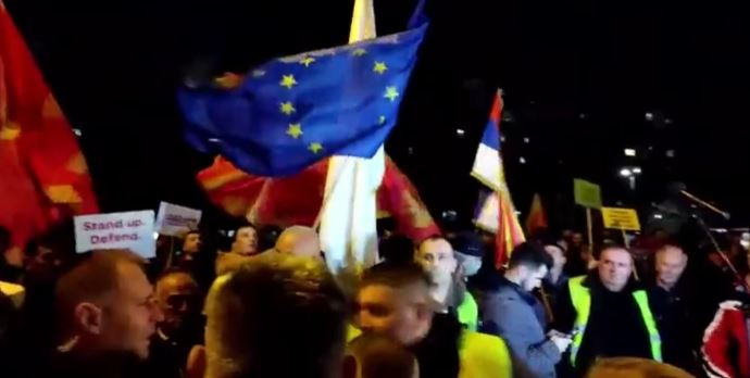 Novi protest u Podgorici: Okupljeni nose državne zastave, ali i Kraljevine Crne Gore i Sandžaka (VIDEO, FOTO)
